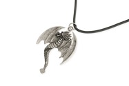 Wisiorek w kształcie  smoka z rozpostartymi skrzydłami, wykonany z metalu nieszlachetnego w kolorze ciemnego srebra, na kauczukowej elastycznej lince