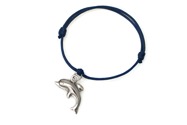 Sznurkowa bransoletka w kolorze granatu, z przywieszką w kształcie delfina, wykonaną z metalu nieszlachetnego w kolorze srebra