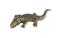 Masywna figurka wykonana z metalu nieszlachetnego, w kolorze postarzonego złota przedstawiająca krokodyla