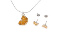 Piękny i modny komplet biżuterii damskiej w postaci kolczyków oraz wisiorka z imitacją owoców soczystej pomarańczy