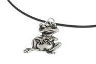 Oryginalny wisiorek siedząca żabka, wykonany z metalu nieszlachetnego w kolorze starego srebra