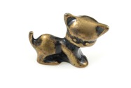 Urocza figurka małego psotnego kotka, wykonana z mosiądzu oksydowanego