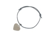 Wykonana z woskowanego sznurka jubilerskiego w kolorze szarym bransoletka, ze srebrną zawieszką metalową w kształcie serca oraz regulowanym obwodem