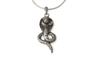 Oryginalny i tajemniczy wisiorek w kształcie węża Kobra, wykonany z metalu koloru imitującego stare srebro
