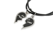 Wisiorek dla dwojga przyjaciół, w kształcie dwóch połówek serca, Wykonany z metalu nieszlachetnego w kolorze srebra, z czarnym wypełnieniem