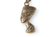 Swobodnie wiszący naszyjnik w antycznym stylu w formie wisiorka z popiersiem egipskiej królowej Nefretete