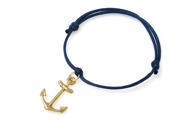 Bransoletka w marynarskim stylu, wykonana z woskowanego, granatowego sznurka jubilerskiego z przywieszką w kształcie kotwicy, wykonanej ze stopu nieszlachetnych metali w kolorze złotym