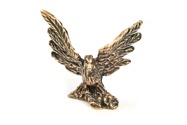 Figurka orła z rozpostartymi skrzydłami, wykonana ze stopu metali nieszlachetnych w kolorze starego złota