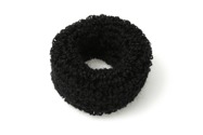 Czarna gumka do włosów typu gruba frotka, wykonana z elastycznego, rozciągliwego i miękkiego materiału