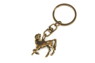 Śliczny breloczek w kształcie konia, wykonany z metalu nieszlachetnego w kolorze starego złota