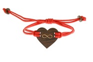 Bransoletka koloru czerwonego, wykonana ze sznurka jubilerskiego z przywieszką w kształcie serca z wypalonym symbolem nieskończoności, wykonana z drewna w kolorze brązowym