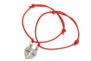 Podwójna bransoletka wykonana ze sznurka jubilerskiego w kolorze czerwonym z zawieszką w kształcie serca w kolorze srebrnym błyszczącym