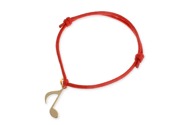 p>
Czerwona bransoletka ze sznurka jubilerskiego, z przywieszoną nutką w kolorze złotym, wykonanym z metalu nieszlachetnego