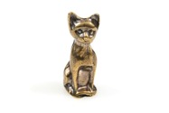 Niewielka figurka siedzącego kota wykonana z metalu nieszlachetnego w kolorze starego złota
