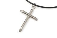 Zawieszka w kształcie krzyża, wykonana z metalu nieszlachetnego w kolorze srebra, zawieszony na kauczukowej lince, zapinanej na karabińczyk