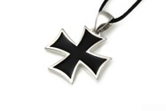 Wisior w kształcie Krzyża Żelaznego (zwanego również Krzyżem maltańskim)