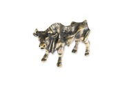 Duża figurka z metalu nieszlachetnego, pokryta kolorem postarzonego złota z podobizną masywnego byka