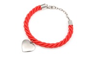 Romantyczna bransoletka wykonana ze grubego, bawełnianego sznura w kolorze czerwonym, z przywieszką w kształcie serca, wykonaną z metalu nieszlachetnego w kolorze ciemnego srebra