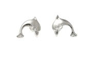 Urocze małe kolczyki w kształcie delfinków, wykonane z metalu nieszlachetnego, pokrytego srebrem