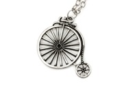 Zabawny wisiorek w kształcie roweru - bicyklu w starym stylu, wykonany z metalu nieszlachetnego w kolorze ciemnego srebra