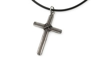Oryginalny metalowy wisiorek w kształcie wiązanego krzyża koloru starego srebra