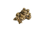Figurka leżącej żaby, wykonana z metalu nieszlachetnego w kolorze starego srebra