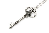 Wisiorek w kształcie ozdobnego klucza, wykonany z metalu nieszlachetnego w kolorze antycznego srebra