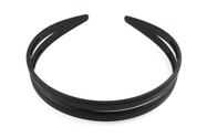 Podwójna czarna opaska do włosów, wykonana z lekkiego i elastycznego plastiku o matowej, satynowej powierzchni