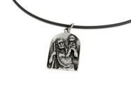 Wisiorek Święty Krzysztof wykonany z metalu nieszlachetnego w kolorze starego srebra zawieszony na kauczukowym rzemyku