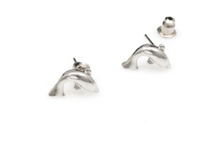 Śliczne, delikatne i małe kolczyki w kształcie delfinków, wykonane z metalu nieszlachetnego, pokrytego srebrem