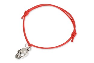 Bransoletka wykonana z czerwonego sznurka jubilerskiego, z przywieszką w kształcie czaszki, wykonaną ze stopu metali nieszlachetnych w kolorze srebra