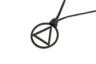 Okrągły wisiorek - trójkąt wpisany w okrąg w czarnym kolorze wykonany z metalu nieszlachetnego zawieszony na czarnym solidnym sznurku o regulowanym obwodzie za pomocą dwóch węzłów