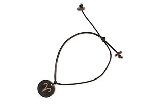 Oryginalna bransoletka wykonana z czarnego sznurka jubilerskiego, z drewnianą zawieszką z wypalonym znakiem zodiaku