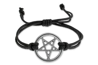 Bransoletka czarna z pentagramem w kolorze stalowym zawiązanym na sznurku jubilerskim z jednym regulowanym węzłem