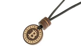 Wisiorek wykonany z czarnego sznurka jubilerskiego z drewnianą przywieszką na której znajduje się wypalony znak Bitcoin