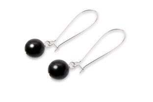 Czarne wiszące kolczyki imitujące perły, zawieszone na zamkniętych biglach