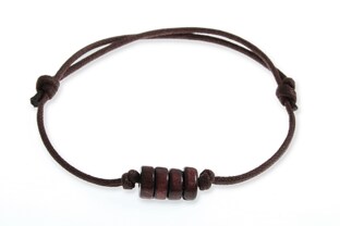 Brązowa bransoletka wykonana z wysokiej jakości sznurka jubilerskiego, z możliwością regulacji jej obwodu za pomocą przesuwalnych węzłów