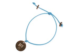 Lekka sznurkowa bransoletka wykonana z niebieskiego jubilerskiego sznurka z drewnianą przywieszką w kształcie koła z wypalonym napisem BFF -