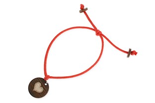 Bransoletka w kolorze czerwonym wykonana ze sznurka jubilerskiego z przywieszką okrągłą drewnianą z wygrawerowanym serduszkiem