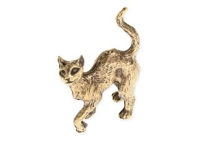 Oryginalna figurka prężącego się kota wykonana z metalu nieszlachetnego w kolorze starego złota