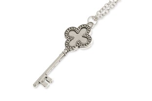 Wisiorek na łańcuszku z ozdobnym kluczem, wykonany z metalu nieszlachetnego w kolorze antycznego srebra