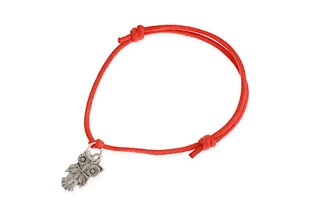 Bransoletka wykonana z czerwonego woskowanego sznurka jubilerskiego z przywieszką w kształcie sowy