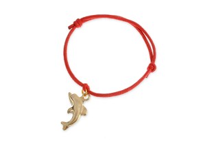 Bransoletka zawiązana  z czerwonego sznurka jubilerskiego, z przywieszką w kształcie delfina w kolorze złotym