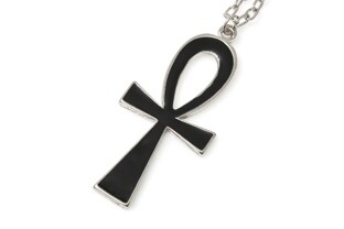 Wisiorek w kształcie krzyża Ankh, wykonanego z metalu nieszlachetnego w kolorze srebrnym, z wypełnieniem z czarnej emalii
