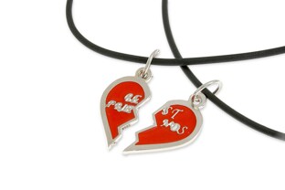 Dwa wisiorki dla najlepszych przyjaciół, w kształcie dwóch połówek serca, wykonane z metalu nieszlachetnego w kolorze srebra, 
z czerwonym wypełnieniem, zawieszone na kauczukowych linkach z zapięciem