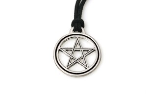 Wisiorek pentagram z jednym z najbardziej znanych znaków ochronnych - Białym Pentagramem