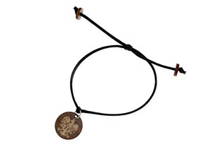 Bransoletka wykonana ze sznurka jubilerskiego i elementów drewnianych z godłem Polski