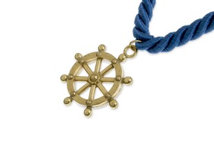 Ciekawy naszyjnik w postaci grubego sznura jubilerskiego, imitującego linę żeglarską, w kolorze granatowym