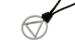 Okrągły wisiorek - trójkąt wpisany w okrąg wykonany z metalu nieszlachetnego zawieszony na czarnym solidnym sznurku o regulowanym obwodzie za pomocą dwóch węzłów
