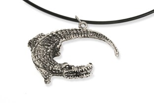 Krokodyl zawieszony na krótkim, kauczukowym rzemyku, wykonany z metalu, w kolorze starego srebra z zapięciem w postaci karabińczyka